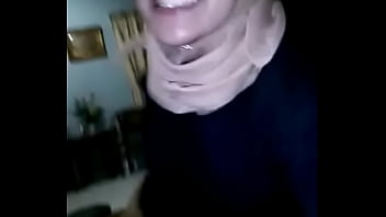 Jilbab Seksi Yang Menggoda Dan Memantul Di Atas Ranjang