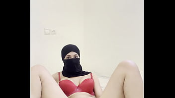 Gadis Muslimah Arab Berjilbab Menggoda Dirinya, Mainkan Memek Dan Klitoris, Fantasi Erotis Sendiri