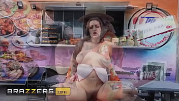 Truk Makanan Menyajikan Bokong Besar Berminyak Anna Chambers / Brazzers / Masukkan Kode Xvpromo Di Situs Resmi Untuk Diskon