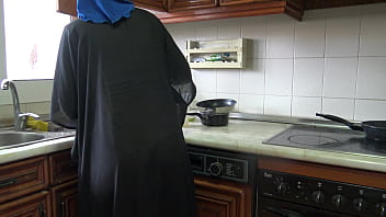 Istri Arab Dihamili Dan Dikencingi Oleh Pemuda Jerman