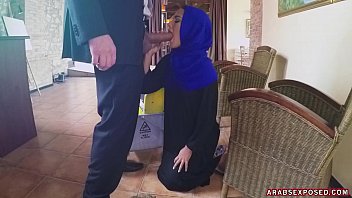Pembantu Arab Pelan-pelan Menghisap Kontol