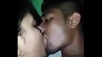 Gadis Desi Mesra Berciuman Penuh Gairah