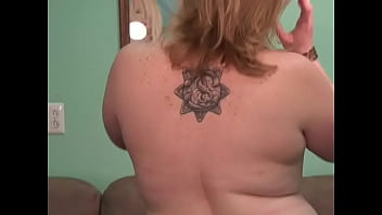 Gadis Montok Membungkuk Memperlihatkan Pantat Dan Payudaranya Yang Montok