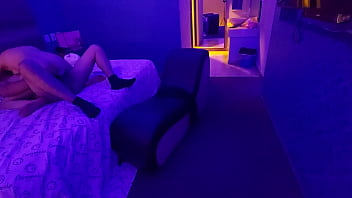 Ibu Janda Yang Haus, Doyan Ditusuk Dua Kontol Di Kamar Motel Yang Panas. Bagian Kedua