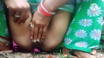 बंगाल की गर्म जंगल में भाभी ने अपना रस निकाला
