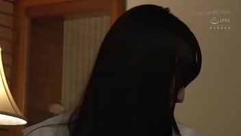 Nona Jepang Menggeliat Di Sofa Sambil Asyik Main Game Dengan Gerakan Sensual