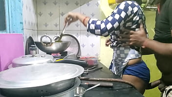 गांव से आई भोली नौकरानी को कुछ पता नहीं था, तो मालिक ने उसका बेजा फायदा उठाकर उसे चोद डाला