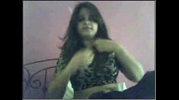 Tante India Melepas Pakaian Dengan Menggoda