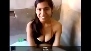 Gadis Desi Seksi Melepaskan Pakaian Dengan Penuh Gairah