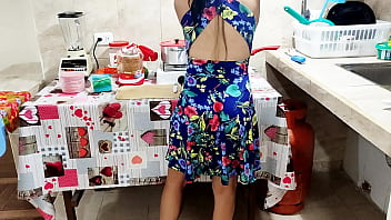 Hijastra Cantik Tinggal Sendirian Di Rumah Dan Harus Masak Tapi Ayah Tirinya Tak Membiarkannya Karena Mulai Meraba Seluruh Tubuhnya