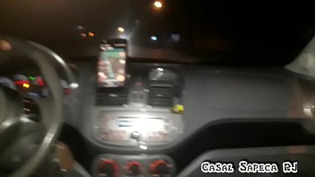 Mengulum Teman Sambil Dia Menyetir Dengan Kaca Mobil Terbuka, Aku Memamerkan Tubuhku Di Jalanan Nova Iguaçu Sementara Suami Merekam Dari Kursi Belakang – Menuju Markas Nafsu Hahahaha Malam Penuh Gairah Bersama Teman