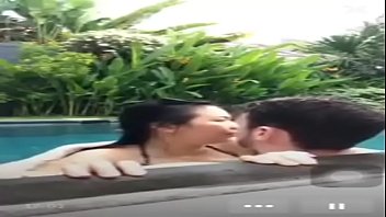 Bercinta Di Kolam Renang Saat Siaran Langsung