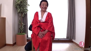 Nenek 81 Tahun Menggairahkan Pria Muda Dengan Pijatan Erotis Yang Membuatnya Tak Sabar