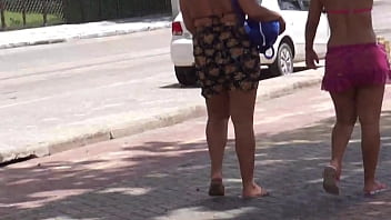 Gostosa Da Baixinha Indo Pra Praia Com Esse Rabo Delicioso Balançando!