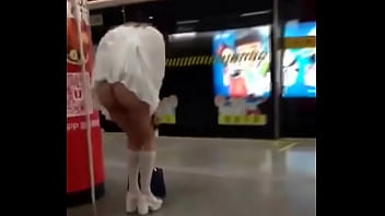 Gadis Asia Di China Cabut Pembalut Di Tempat Umum, Tampil Seksi Dan Menggoda