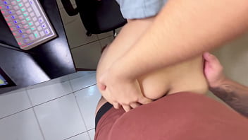 Keponakanku Yang Masih Belia Sedang Asyik Bermain, Tapi Tak Kuasa Menahan Diri Saat Melihat Batangku Yang Keras Di Hadapannya