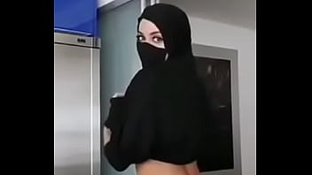 Mamãe Peituda De Hijab Se Exibe Sensual Na Strip