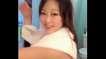 Gadis Tionghoa Seksi Mandi Basah Kuyup