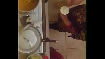 Tante Desi Yang Hot Memamerkan Belahan Dadanya Yang Menggoda