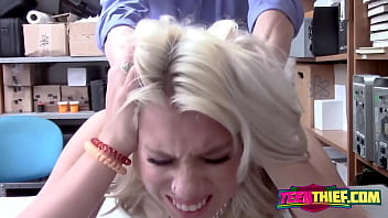 Gadis Pirang Muda Yang Sedih Membungkuk Untuk Menghadapi Kontol Satpam Yang Menggoda