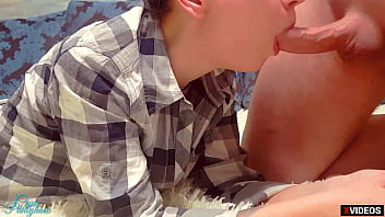 Gadis Berstoking Mengisap Kontol Kakak Tirinya Saat Ortu Ada Di Rumah, Sampai Muncrat Di Celana Ketatnya