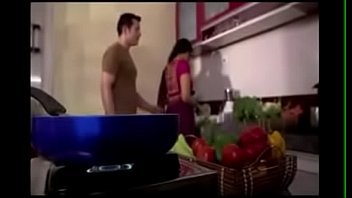 Gadis India Yang Menggoda Dengan Lekuk Tubuh Mempesona