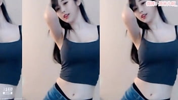 Em Gái Trung Mặc Váy Ngắn Cưỡn Lắc Mông Nóng Bỏng Mời Gọi Anh Em