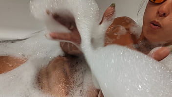 Adik Tiri Yang Panas Dan Kecokelatan Menggoda Di Kamar Mandi Usai Liburan Dari Turki