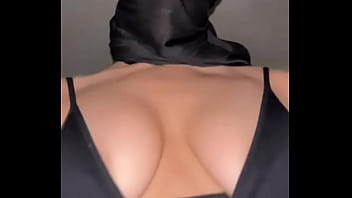 Gadis Berhijab Genit Meremas Payudaranya Yang Montok • Aksi Solo Muslimah Dengan Tetek Arab Yang Bergoyang