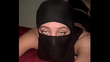 Arab Nakal Dalam Hijab Menggoyangkan Pantat Montoknya Sambil Memainkan Bokongnya Yang Menggoda