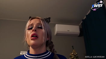 Ibu Tiri Mengajari Anak Tirinya Yang Masih Perawan Cara Bercinta. Mama Panas Itu Memberiku Boneka Seks Dan Dirinya Sendiri Sebagai Kado Tahun Baru.