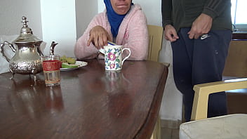 Ibu Tiri Arab Yang Seksi Diguyur Sperma Oleh Anak Tirinya Yang Sedang Masturbasi