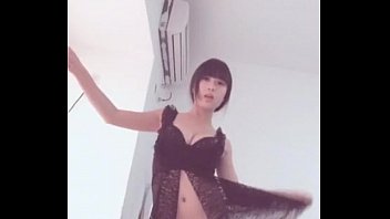 Gadis Tionghoa Menggoyangkan Tubuhnya Dengan Sensual