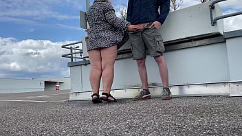 Nyonya Nakal Merangkak Dan Melebarkan Paha, Mengalirkan Air Seni Panas Di Tempat Parkir