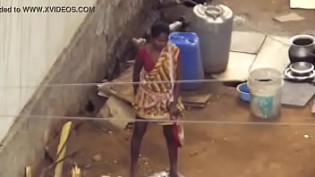 Desi Berdiri Sambil Kencing Dan Memancurkan Air Seni