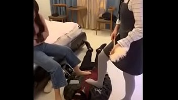 Gadis-gadis Tiongkok Yang Menggoda Mempermalukan Budak Fetish Dengan Cara Yang Panas