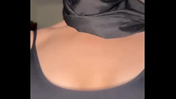 Gadis Arab Berhijab Meremas Dan Mengelus Payudaranya Sendiri Dengan Nafsu, Memuja Tubuhnya Dalam Adegan Solo Yang Panas