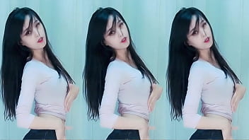 Cô Gái Trung Quốc Uốn éo Trên Mái Nhà Rực Lửa