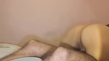 كلام العاهرة المثيرة يلهب الشهوة وهي تُمارس الجنس من مؤخرتها، استمع إلى نساء الشعب المثيرة