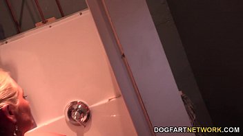 Alena Croft Menggoda Dan Menghisap Kontol Hitam Teman Anak Tirinya