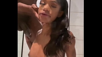 Gadis Cantik Ramping Mengisap Kontol Lembek Sampai Keras Lalu Ditiduri Gaya Misionaris!