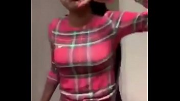 Gadis Asia Menggoyangkan Pantat Montoknya Yang Seksi Sambil Bergoyang Di Instagram Live Mengikuti Lagu Barunya, Dengan Gerakan Mulut Yang Menggoda