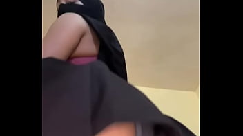 Gadis Berhijab Solo Dengan Pantat Arab Gede Yang Bulat Dan Montok Bermain-main Dengan Bokongnya Yang Menggoda Dan Bergoyang Penuh Nafsu