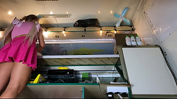 Dasar Jalang Murahan, Pantatnya Menggoda Banget Saat Dia Membungkuk Meraih Rak Paling Bawah