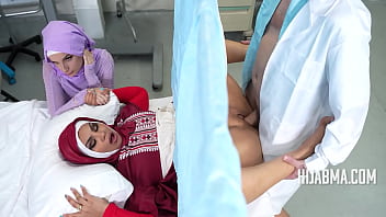 Istri Berjilbab Mengizinkan Dokter Menghamilinya