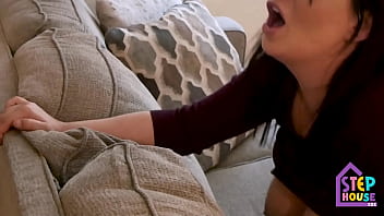 Mama Tersangkut Di Sofa Dan Dihardiki