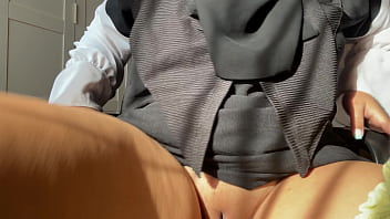 Perempuan Muslim Berhijab Meraba-raba Memek Basahnya Hingga Orgasme