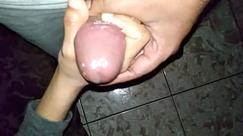 Gadis Desi Mengocok Kontol Pacarnya Dengan Gerakan Menggoda