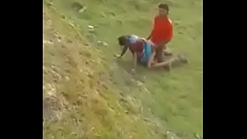 खुले मैदान में जंगली चुदाई