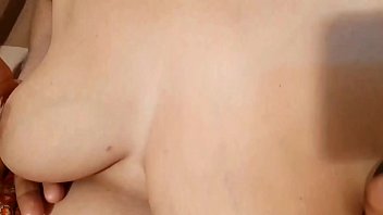 Mohini Menggoda Dengan Memainkan Payudaranya Dalam Gerakan Lambat Yang Memikat